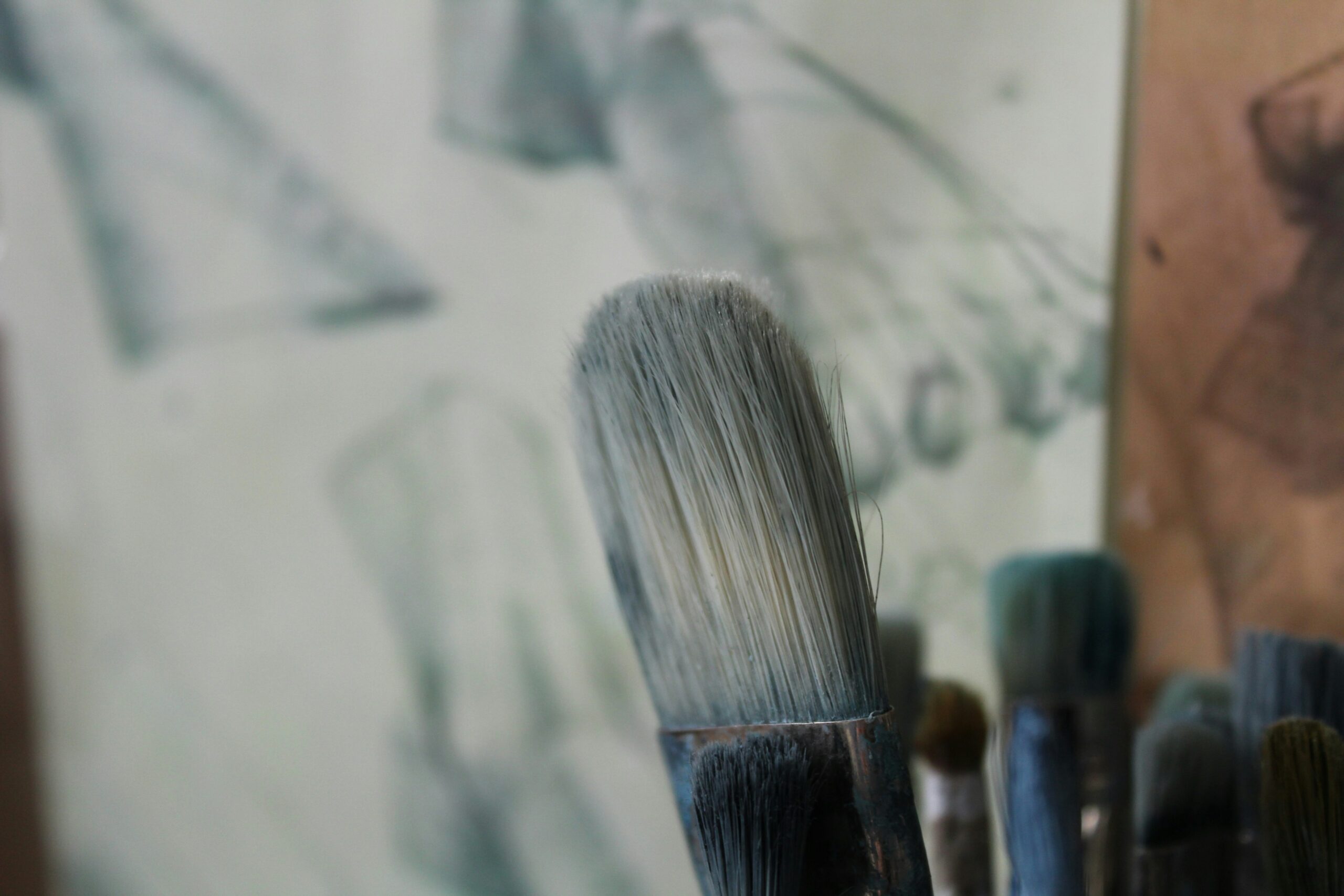 Chart comparing brushes vs. sponges for blending waterproof makeup