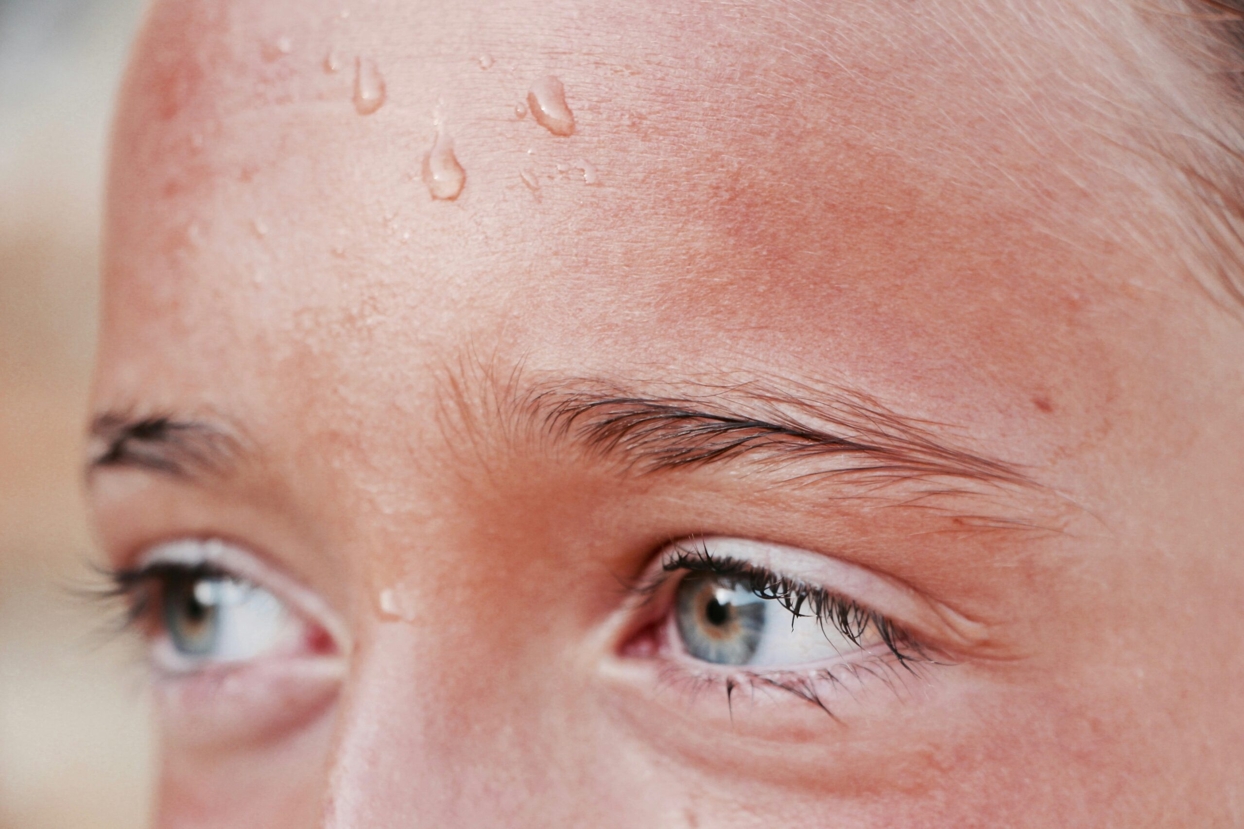 Illustration showing the importance of waterproof makeup in high-humidity environments