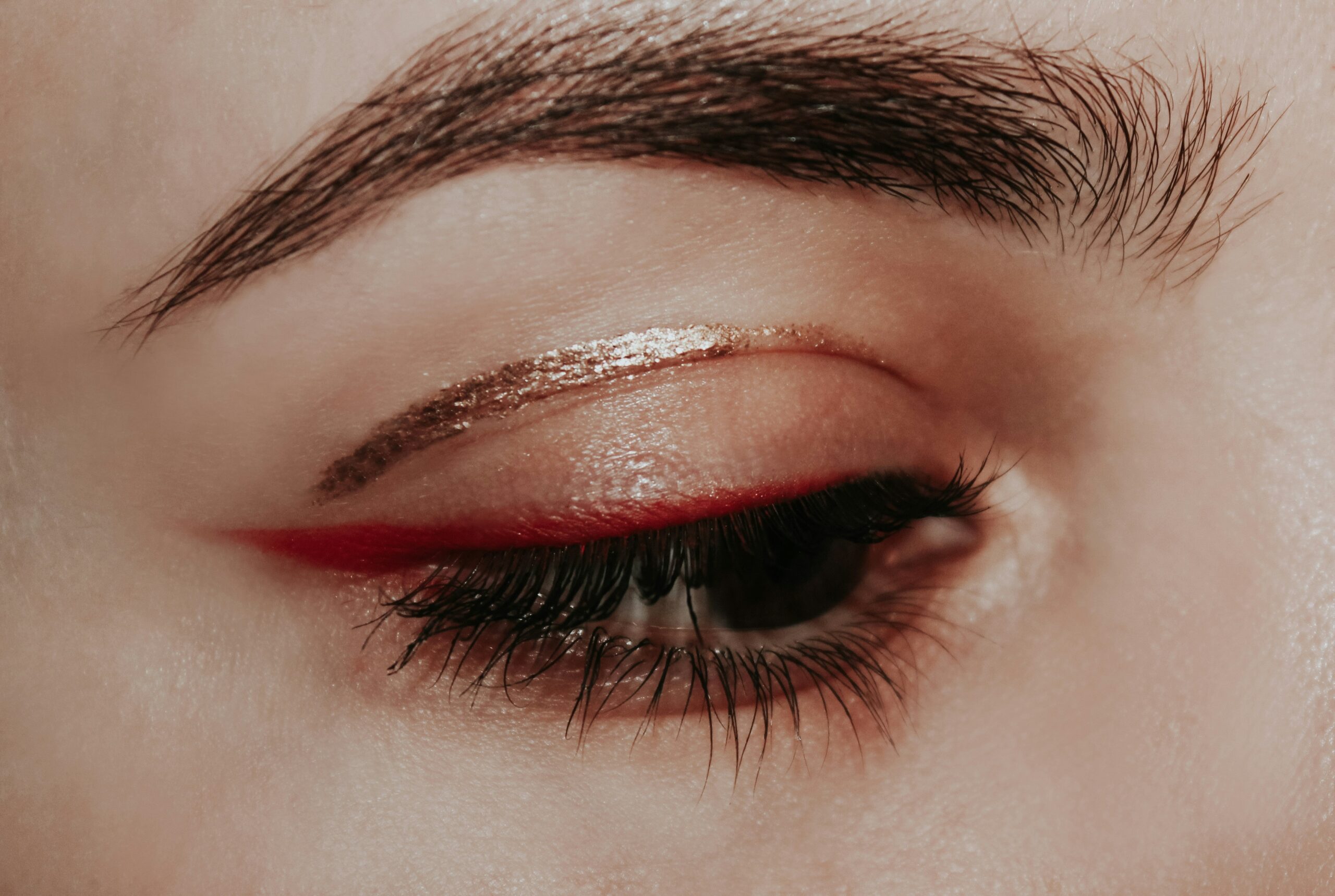 smudge-proof eyeliner application