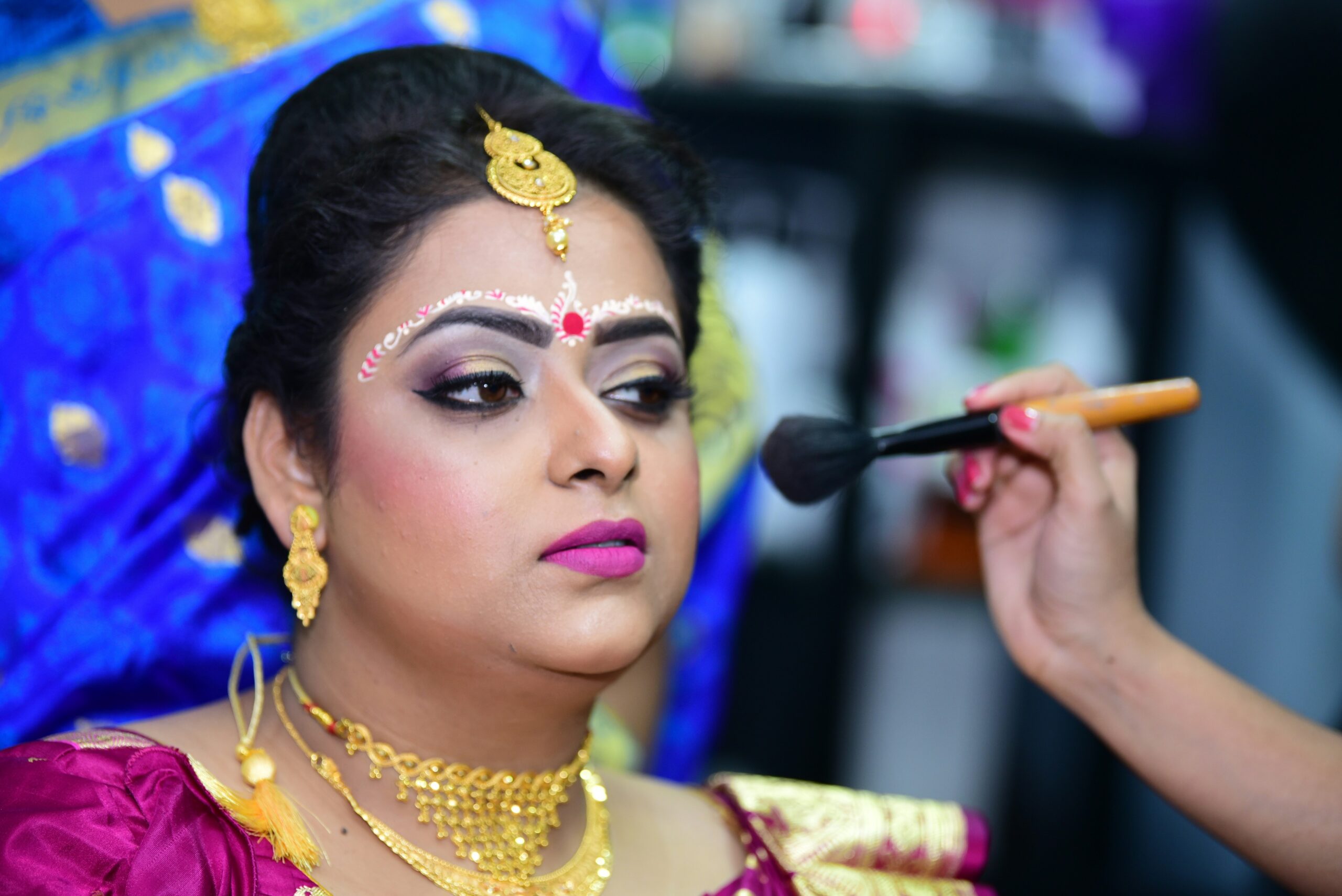 Woman enjoying a music festival with perfect makeup despite humidity