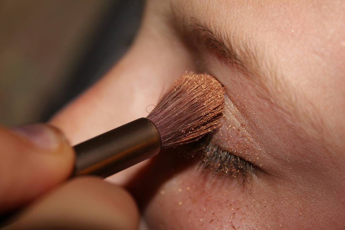 Close-up of dot-and-connect eyeliner technique