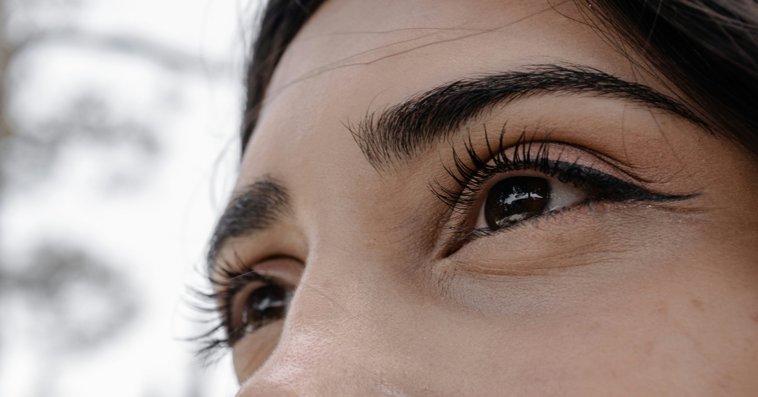 Close-up video tutorial showing hands applying resistant liquid liner