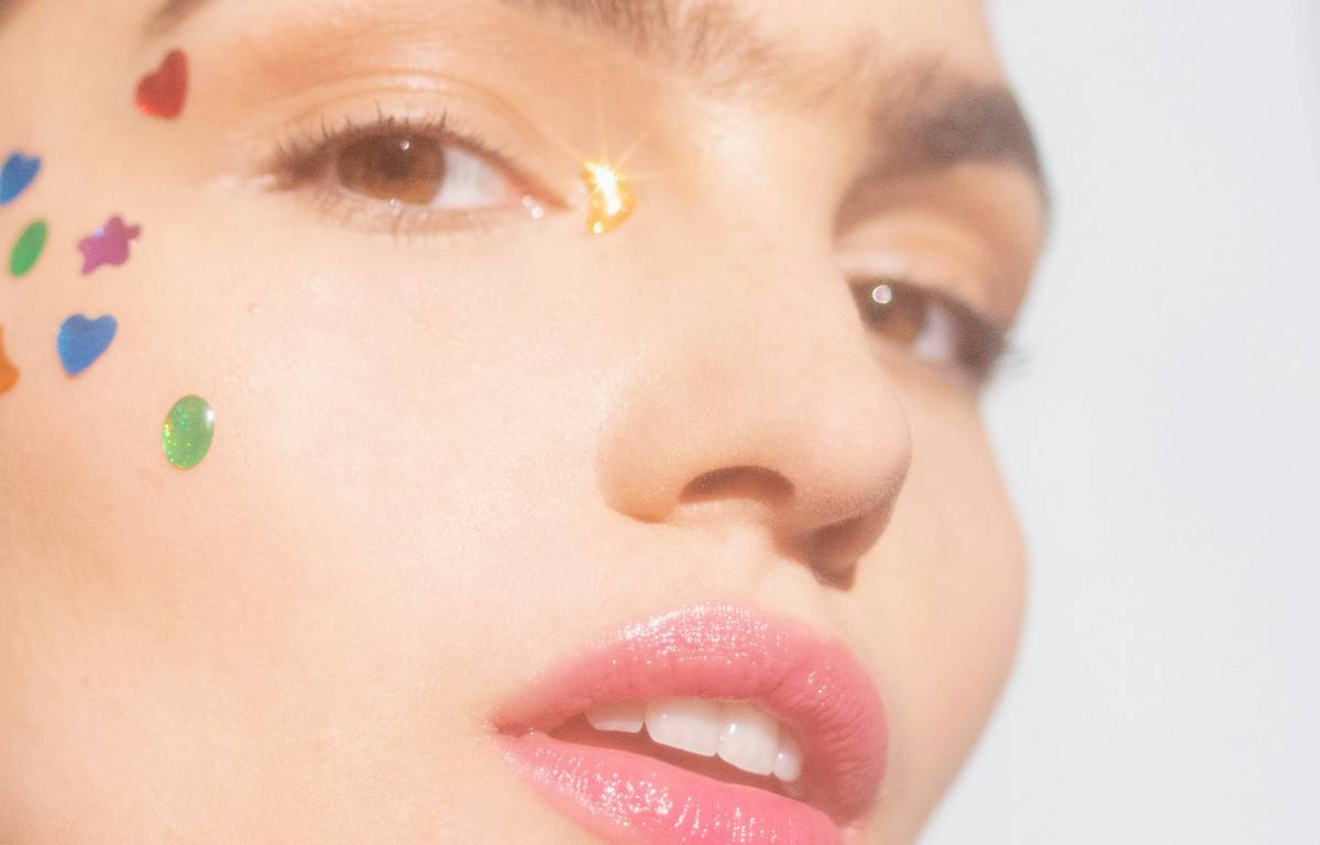 Illustrated guide showing four steps to flawless no flake mascara application