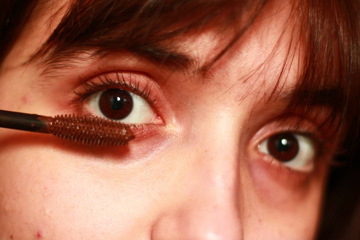 Side-by-side comparison showing smooth, non-flaky lashes versus visibly flaked mascara