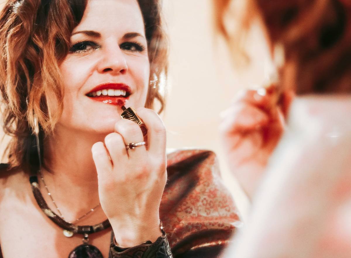 Bar chart comparing transfer resistance of 5 popular lip tints after 4 hours of wear under controlled humidity and friction tests