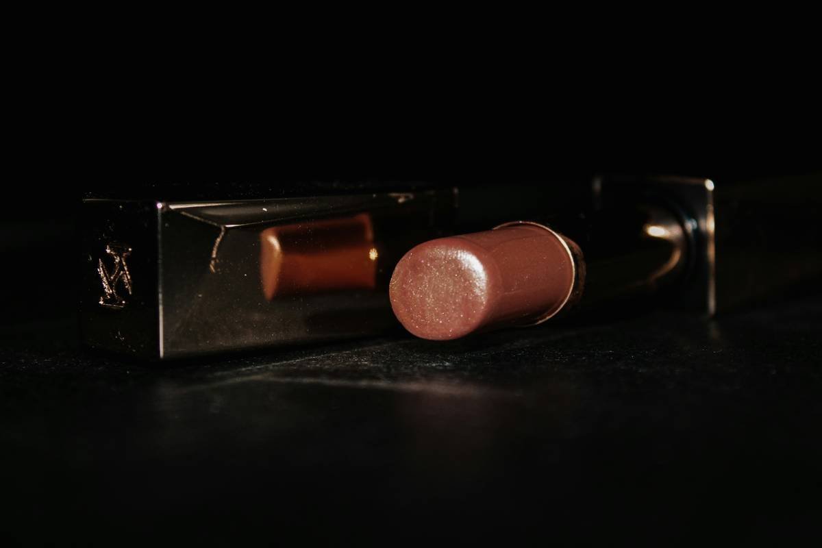 Comparison chart showing polymer content vs. wear time in 5 popular extended wear stains