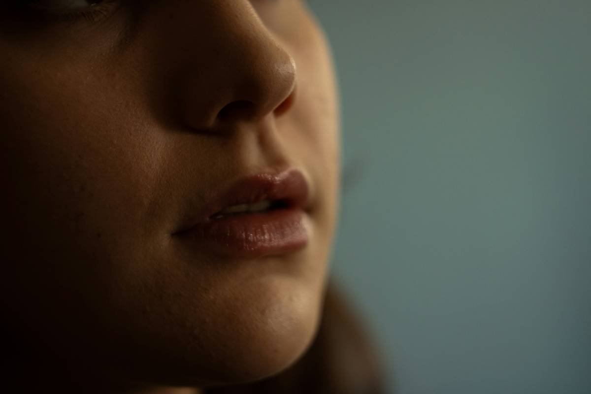 Infographic comparing standard vs. extended wear gloss ingredients: standard gloss uses volatile silicones; extended wear uses film-forming polymers + occlusives like shea butter and squalane