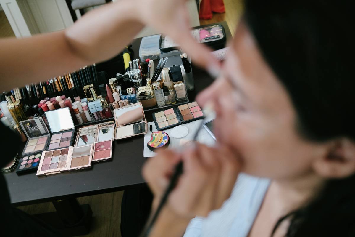 Infographic comparing traditional lip balm vs. all day balm: shows molecular structure, wear time (4h vs 12h), and waterproof test results