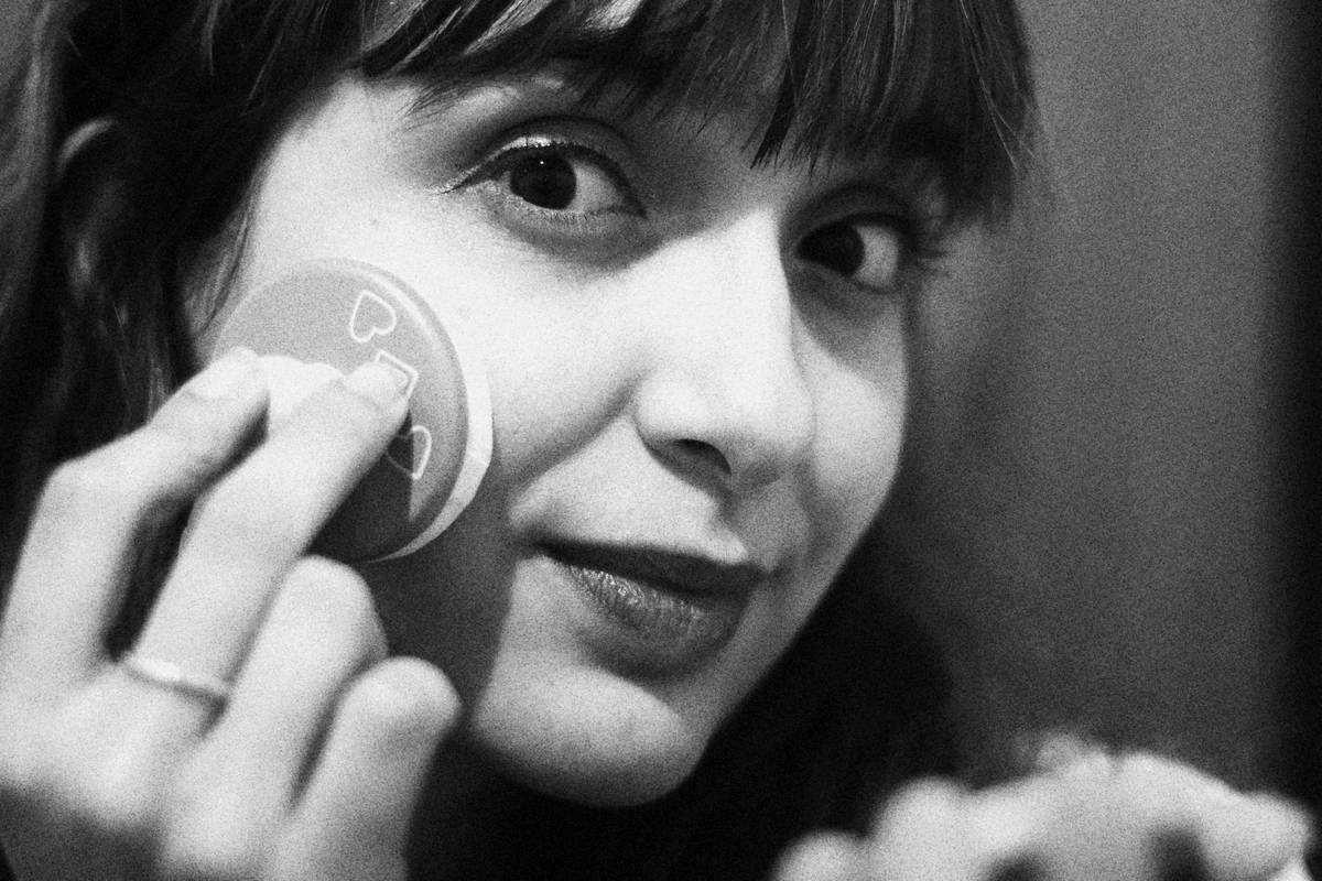 Bar chart showing makeup longevity decline in 70%+ humidity vs dry conditions