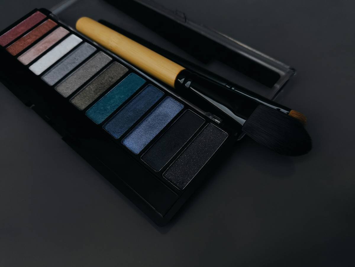 Bar chart showing 62% of waterproof-labeled eyeshadow palettes failed 40-minute water immersion test per CIR 2023 data