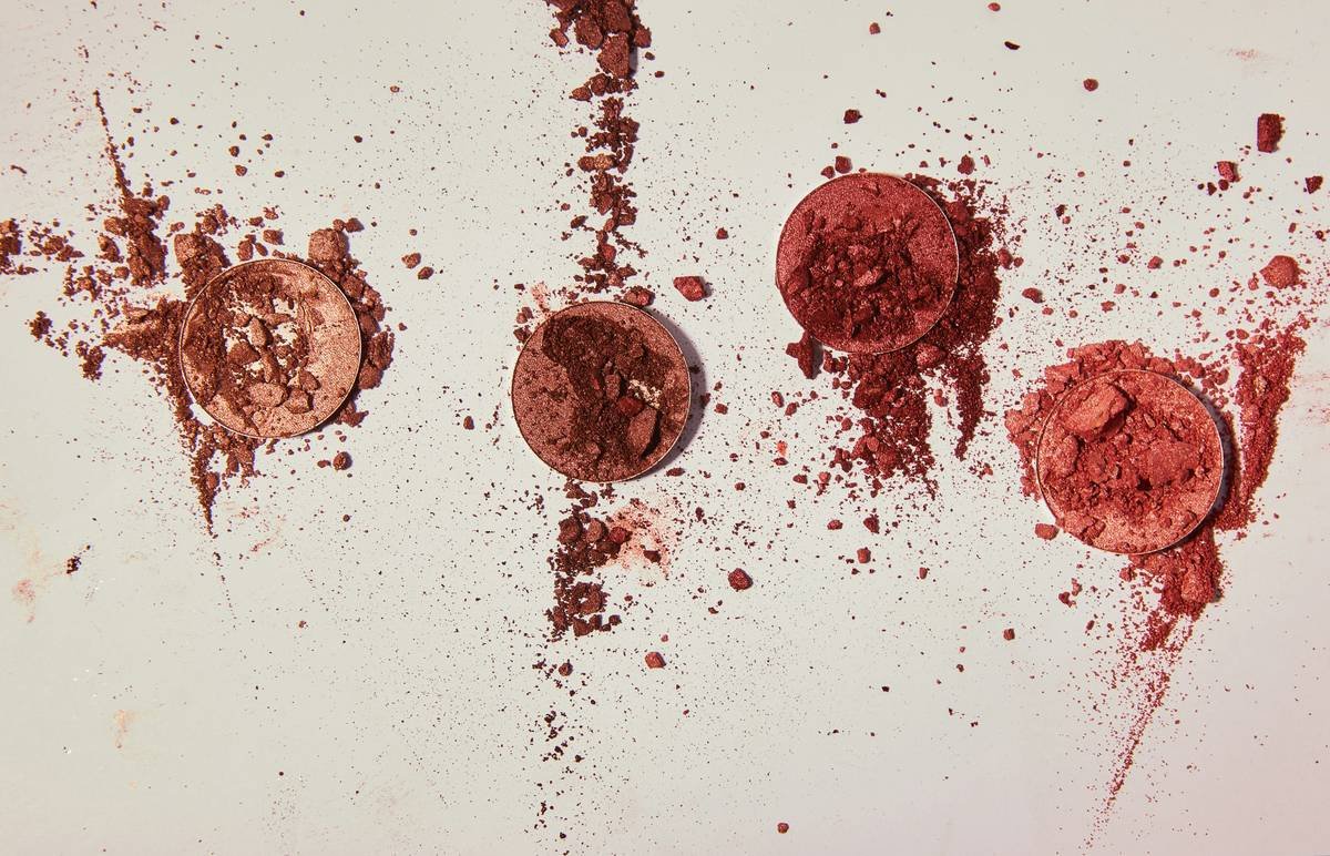 Diagram showing how anti smudge powder forms a polymer shield around eyeliner to prevent smudging