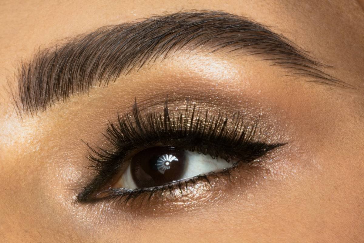 Side-by-side comparison of traditional waterproof eyeliner vs. durable ink formula showing molecular adhesion under moisture exposure