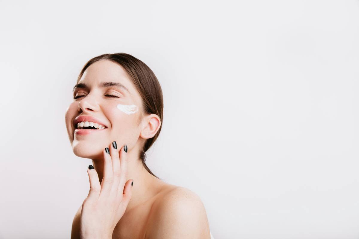 The No Smudge Highlighter Guide: Glow That Stays Put Through Tears, Sweat & Summer Heat