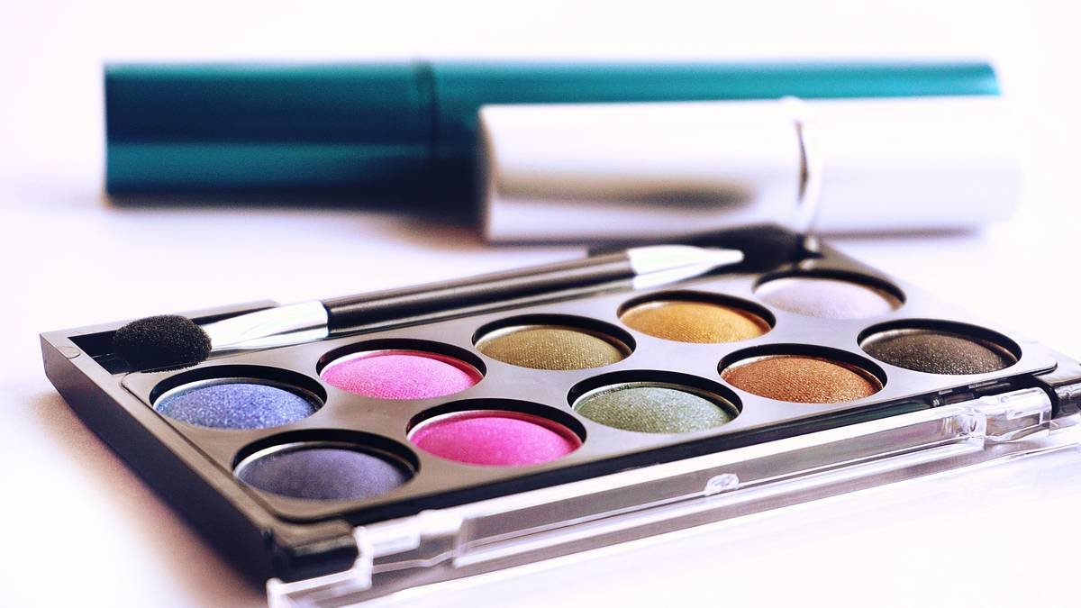 Comparison chart showing film-forming polymers vs. silicones in smudge free cream formulations