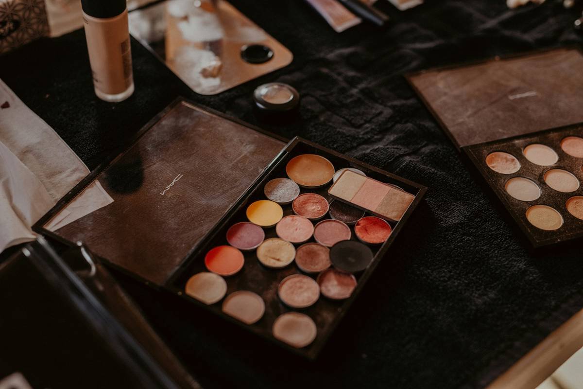Why Your Makeup Fails in Humidity—And How resistant smudge powder Fixes It