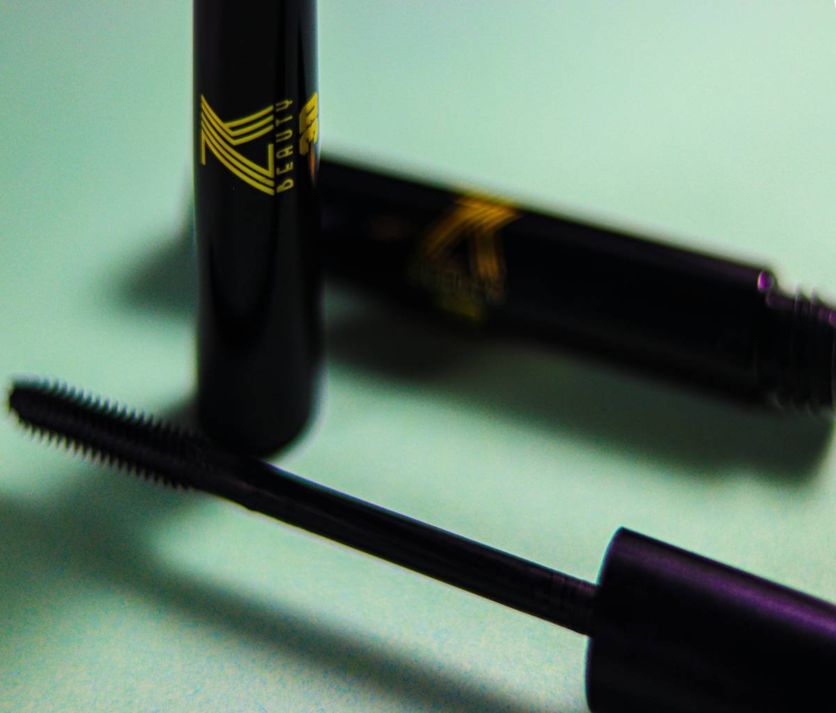 Before and after using resistant smudge mascara with smudge-proof technique