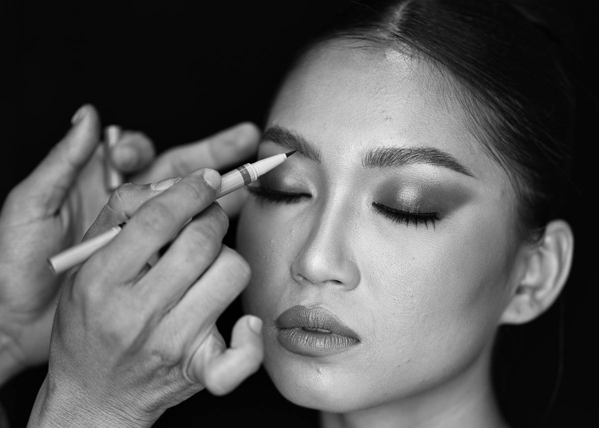 Makeup artist applying waterproof eyeliner while explaining what makes skin waterproof